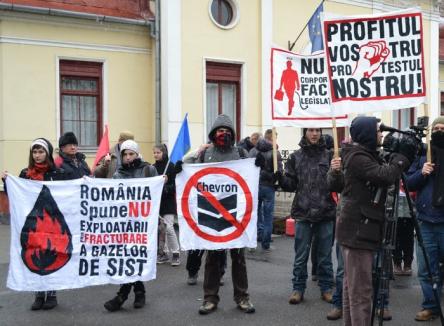Lupta împotriva exploatării gazelor de şist continuă în Oradea, prin proiecţia filmului "Gasland" şi un protest